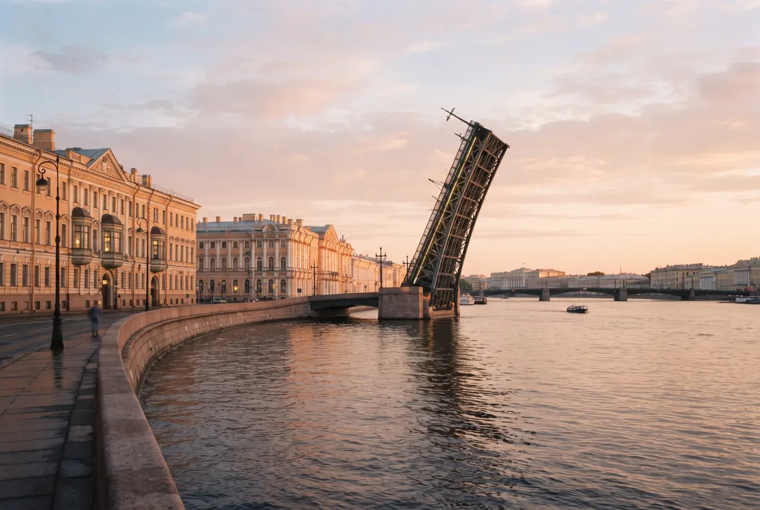 Разводной мост над Невой на рассвете, Санкт-Петербург